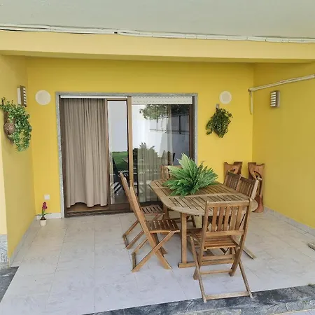 Estudio Kubata Hill Apartment Parede